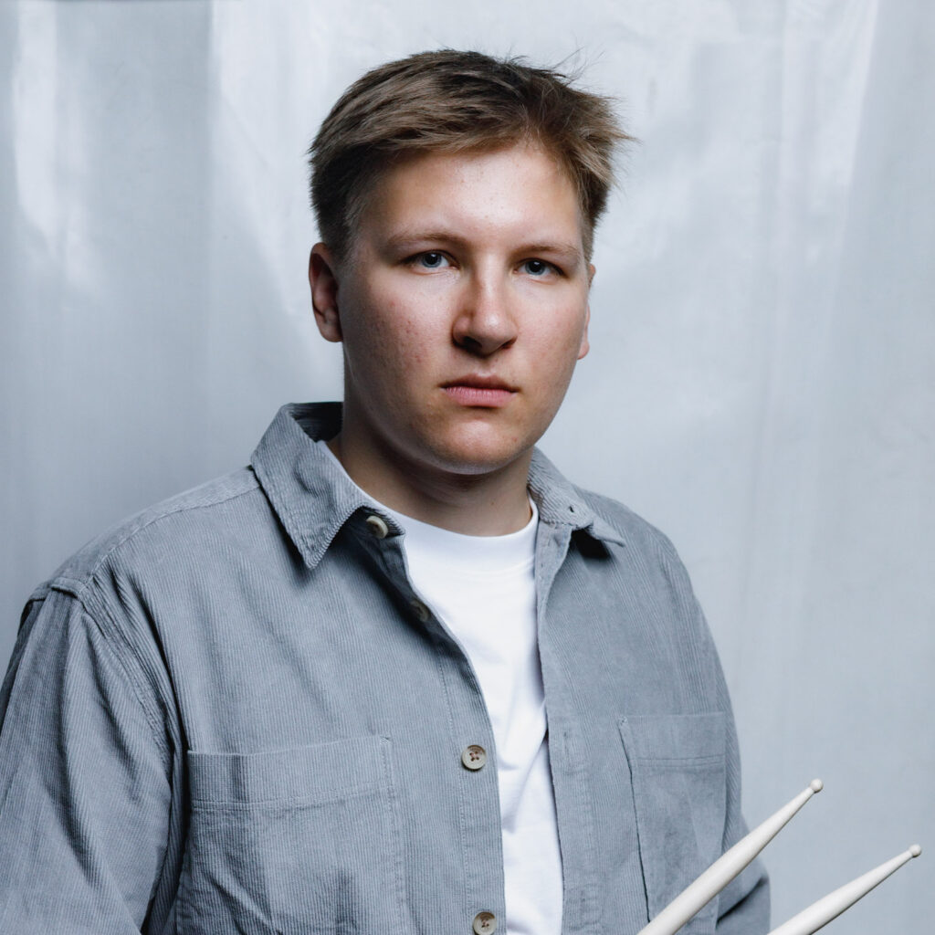 Franz, Schlagzeuger der HOUSE PLAYER, Porträt mit Drumsticks