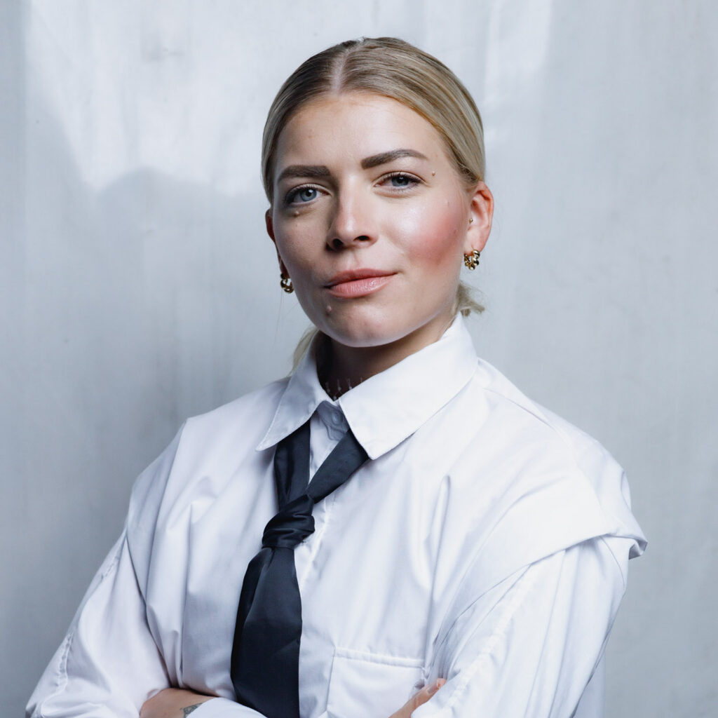Julia, Sängerin der HOUSE PLAYER, Porträt in weißem Hemd mit Krawatte