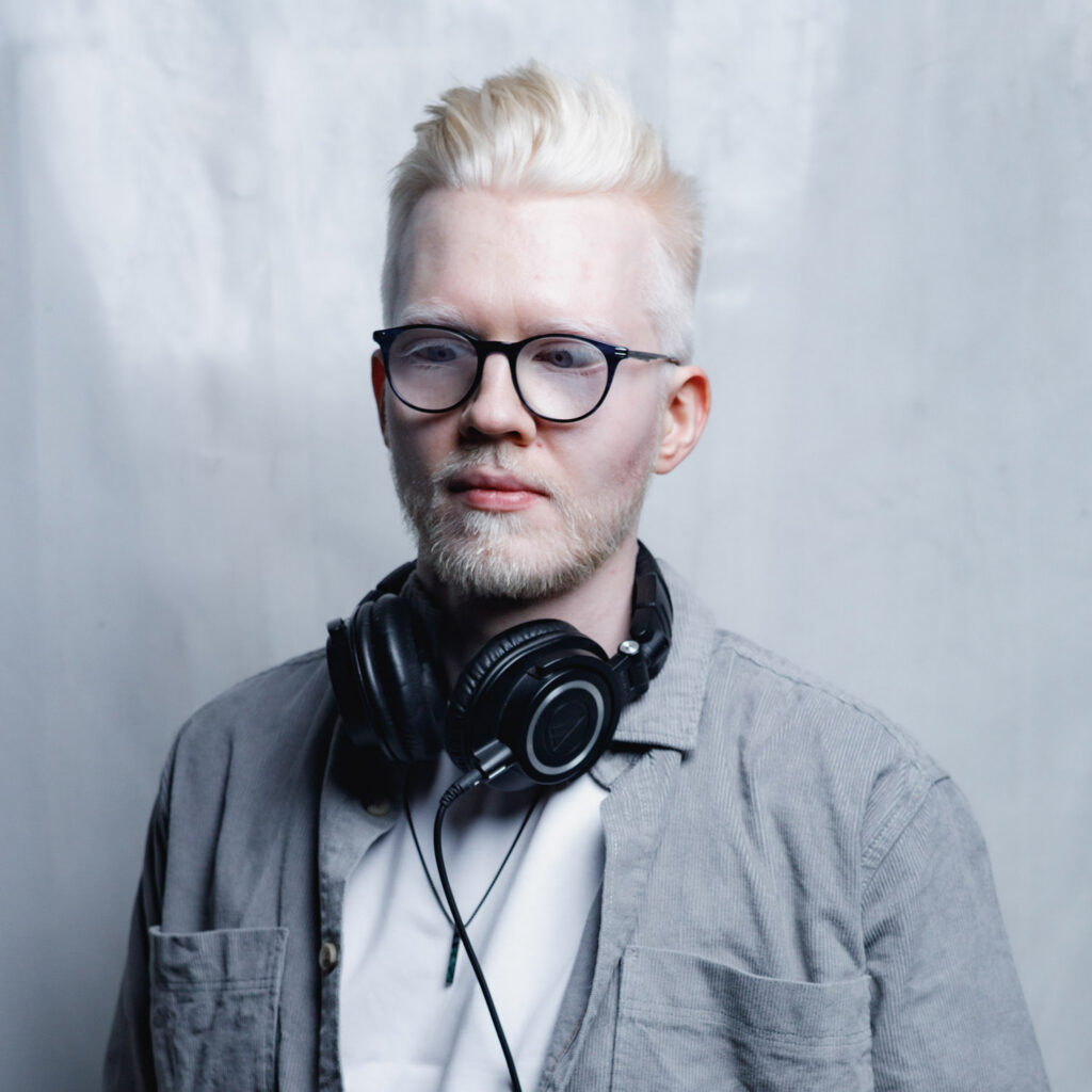 Ramón, DJ und Produzent der HOUSE PLAYER, Porträt mit Kopfhörern