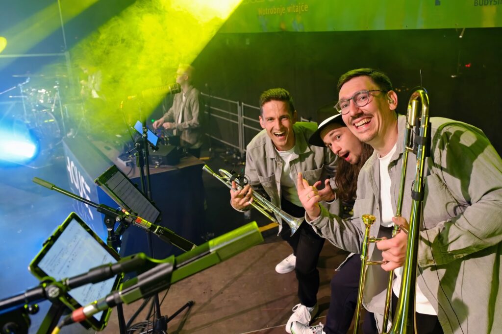 Bläser der HOUSE PLAYER mit Posaune und Trompete live auf der Bühne