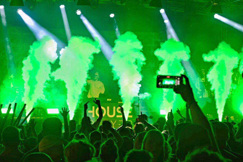 Special-FX mit Nebelfontänen über dem Publikum beim Auftritt der HOUSE PLAYER